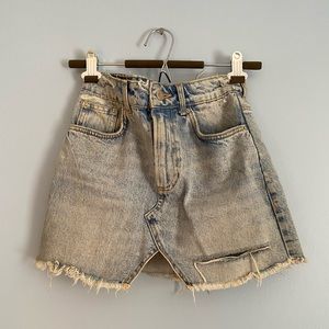 3/$25 🌟 Zara Trafaluc Distressed Denim Miniskirt